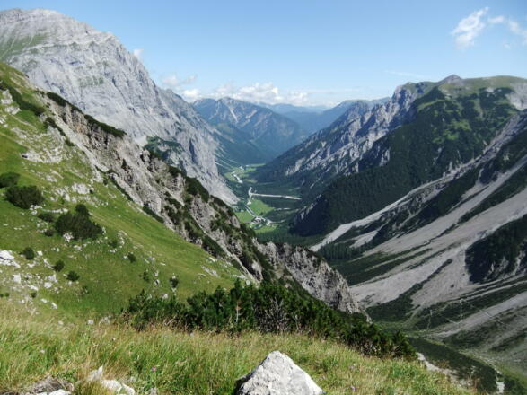 Blick vom Wegabschnitt zwischen dem Westlichen und Östlichen Lamsenjoch zum Gramaigrund (Gramaialm)