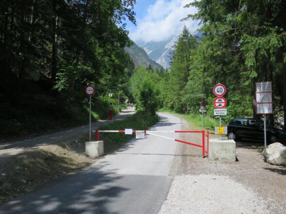Halltal-Eingang, die Mautstraße ist seit 2012 für den Individualverkehr gesperrt.