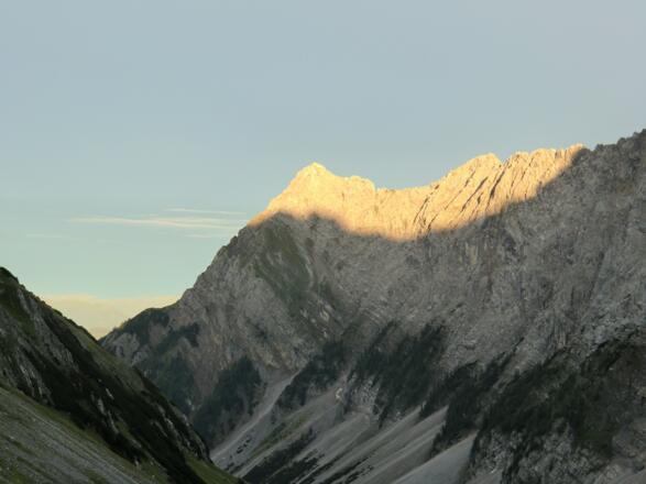 Blick von der Lamsenjochhütte zum Hochnissl im Abendlicht