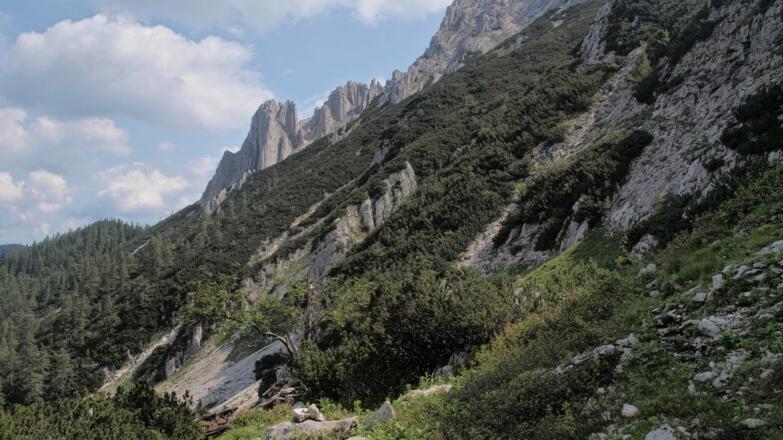 Blick in Richtung Seehagelmauern; der Steig zieht hier links das Geröllfeld hinunter