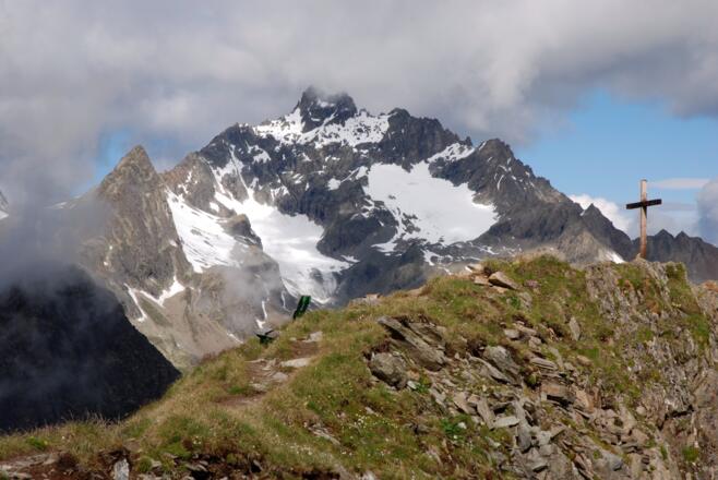 Direkt gegenüber steht im Kaunergrat die Verpeilspitze
