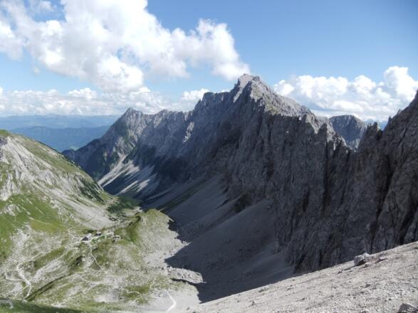 Blick vom Abstiegsweg von der Lamsenscharte zum Hochnissl - links unten die Lamsenjochhütte