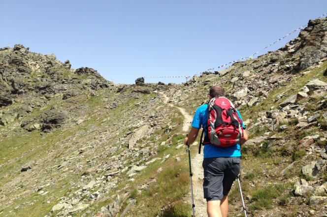 Tibetische Gebetsfahnen empfangen uns am Joch vor der Glungezerhütte