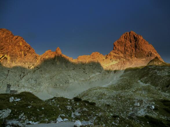 Morgenstimmung an der Lamsenspitze (2508 m - rechts im Bild)
