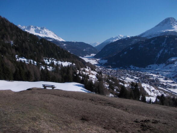 Blick über Nauders zum Ortler