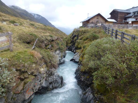 Gletscherbach an der Franz Senn Hütte.