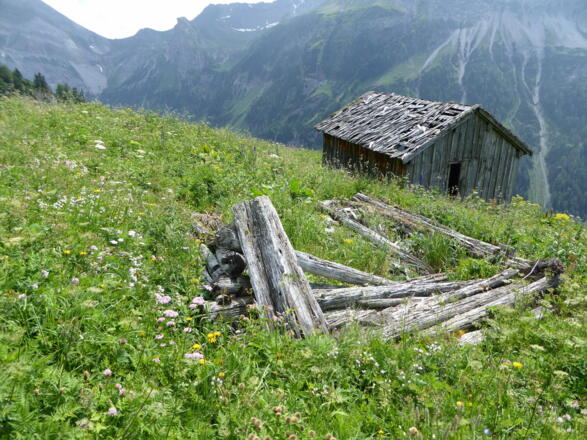 Reste von verfallenen Heuhütten