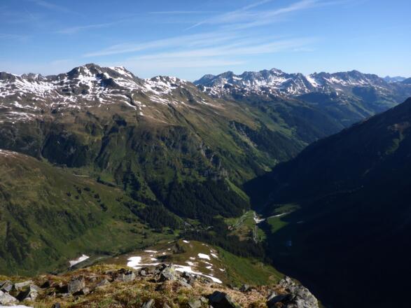 Gipfelpanorama: links der Gstanskof, im Hintergrund die Lechtaler Alpen