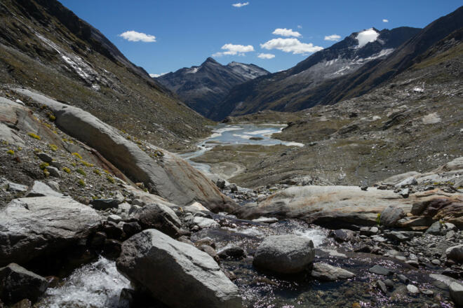 Gletschersee im Hintergund das Hohe Kreuz