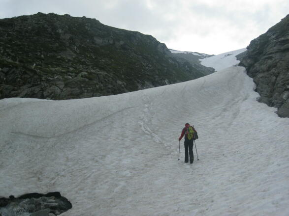 Aufstieg zur Moräne über ein Altschneefeld