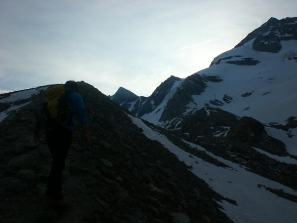 Aufstieg über die Moräne