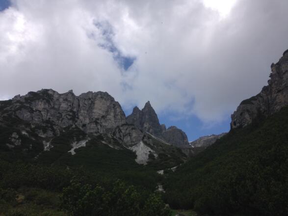 Die Pyramidenspitze zeigt sich