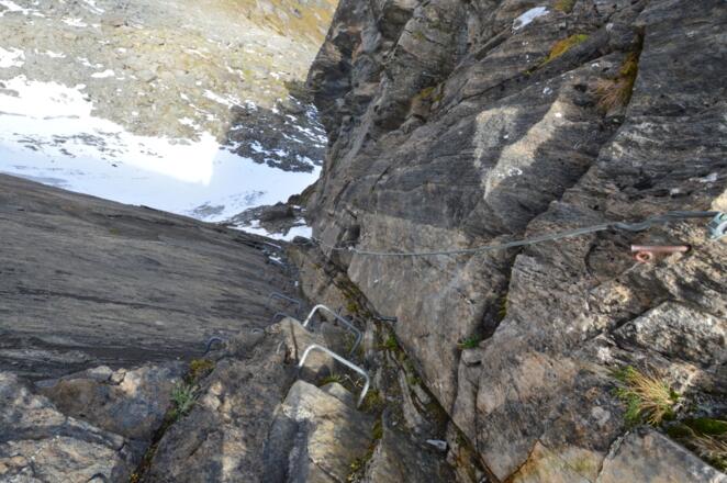 Die untere Jägerscharte - Hier führen Seilversicherungen und Tritte sicher nach unten