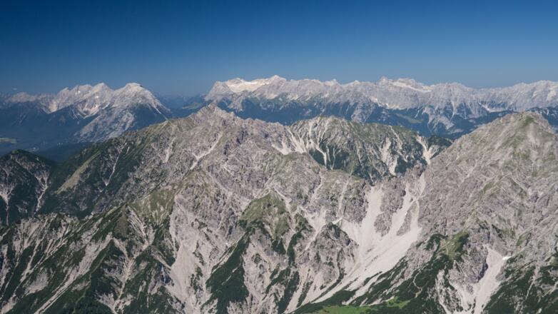 Ausblick vom Großen Solstein nach Westen; rechts die Erlspitze, im Hintergrund das Zugspitzmassiv
