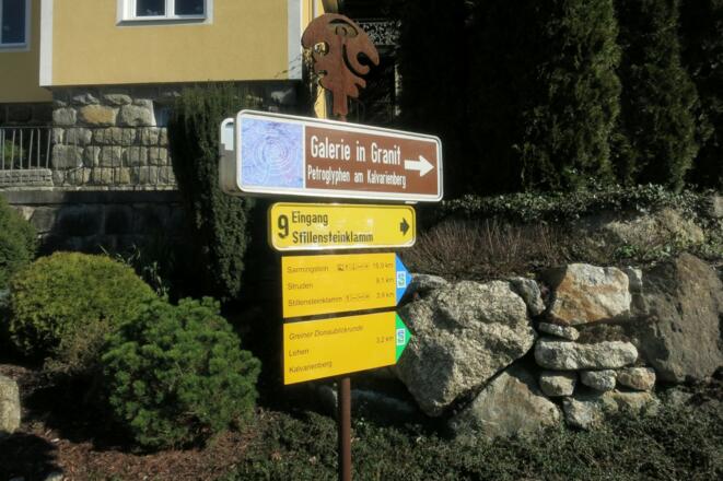 Stiege zwischen Wohnhäusern hinauf zur Galerie in Granit