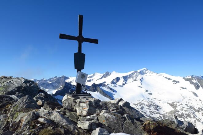Gipfelkreuz Blessachkopf 3050 m mit Großvenediger im Hintergrund