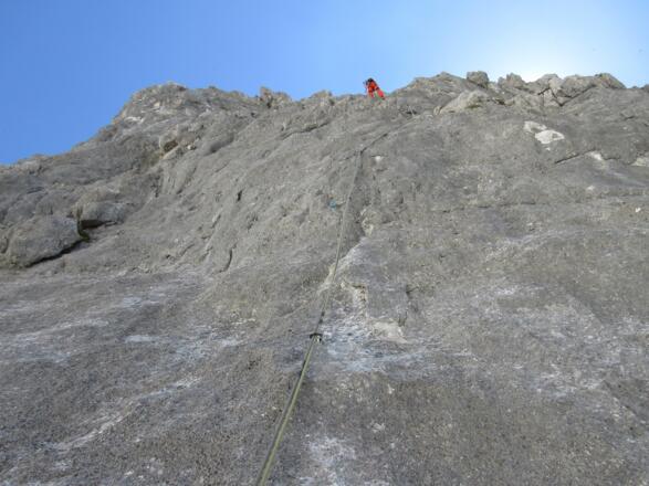 sehr kompakter griffarmer Fels in der Schlüsselseillänge