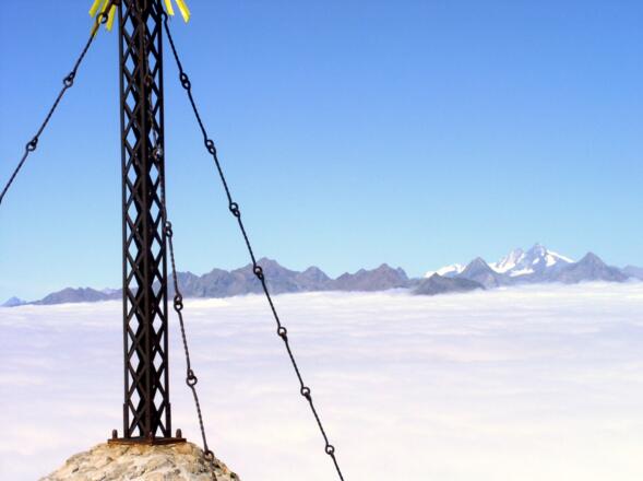 Blick Gipfelkreuz 2702m zum Großglockner