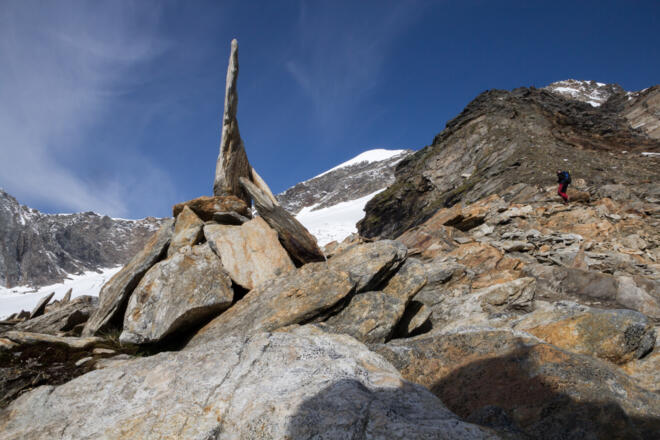 Rechts Aufstieg über den Bergrücken im Hintergrund westl. Simonyspitze