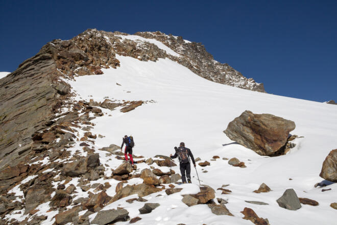 Entlang des Felsrückens zum ersten Felsband