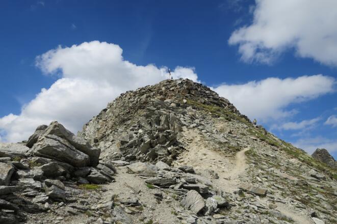 Bei den zahlreichen Steinmandln gehts dann nochmals rechts weg Richtung Karleskopf.
