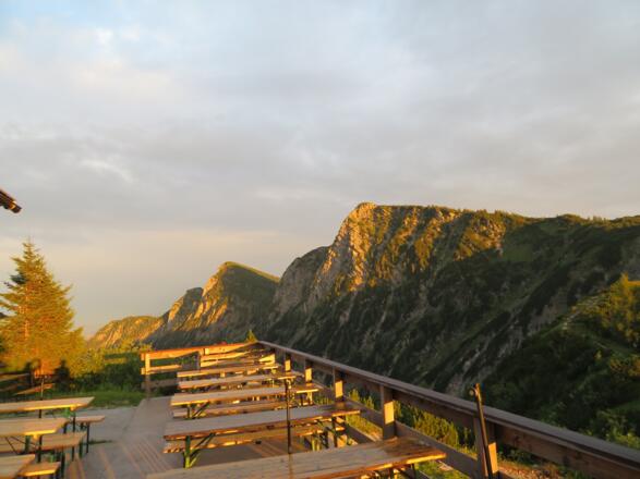 Auf der Gosierer Hütte mit Blick zum Hoch-Kalmberg
