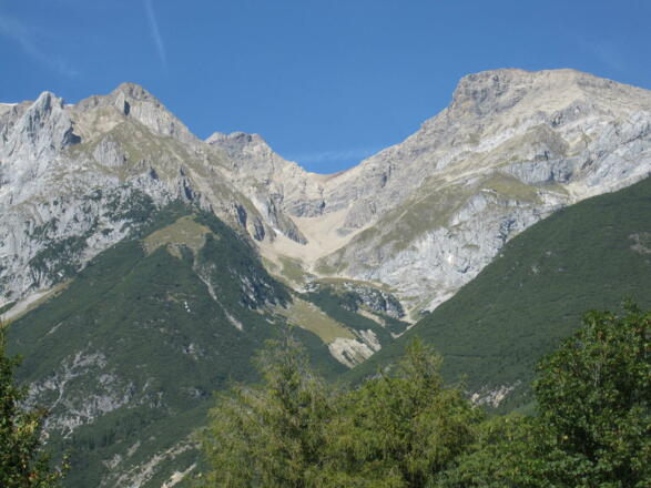 Blick von Grins auf die Parseier und Augsburger Hütte