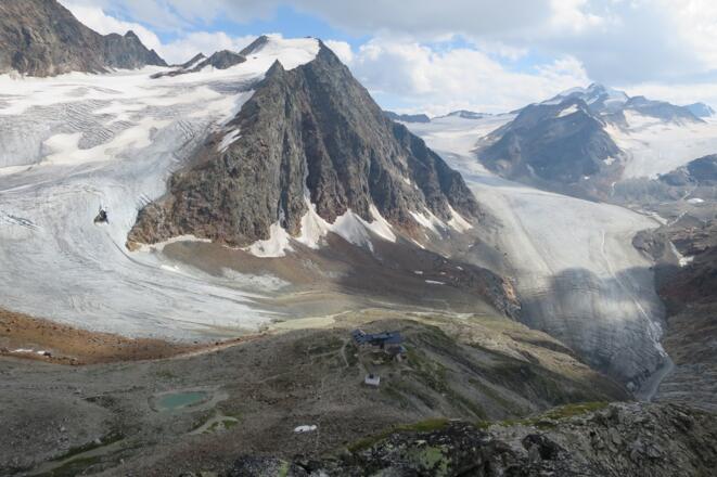 blick hinunter zur Braunschweigerhütte, darüber der Linke Fernerkogel.