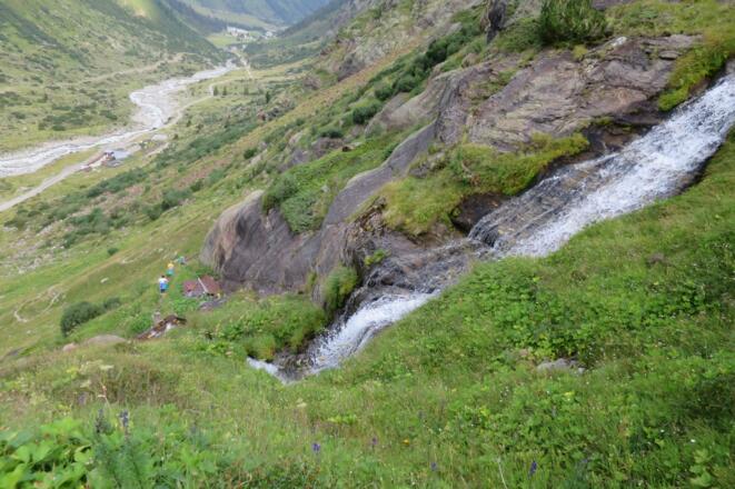 Wir erreichen eine alte Wasserfassung, hier geht es ein Stück bequem den Hang entlang.