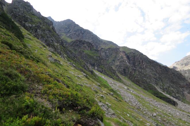 Blick Richtung Anstieg. Hier geht es zwischen den beiden Karen auf steilen Almwiesen empor.