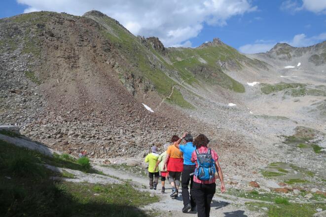Links im Bild der Karleskopf. Schön zu erkennen sind auch die beiden Kehren, bei der zweiten Kehre zum Karleskopf abzweigen.