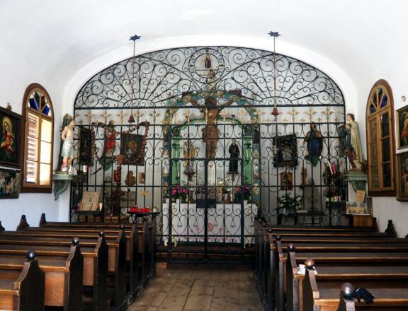 Innenraum der Gipfelkapelle 1024m