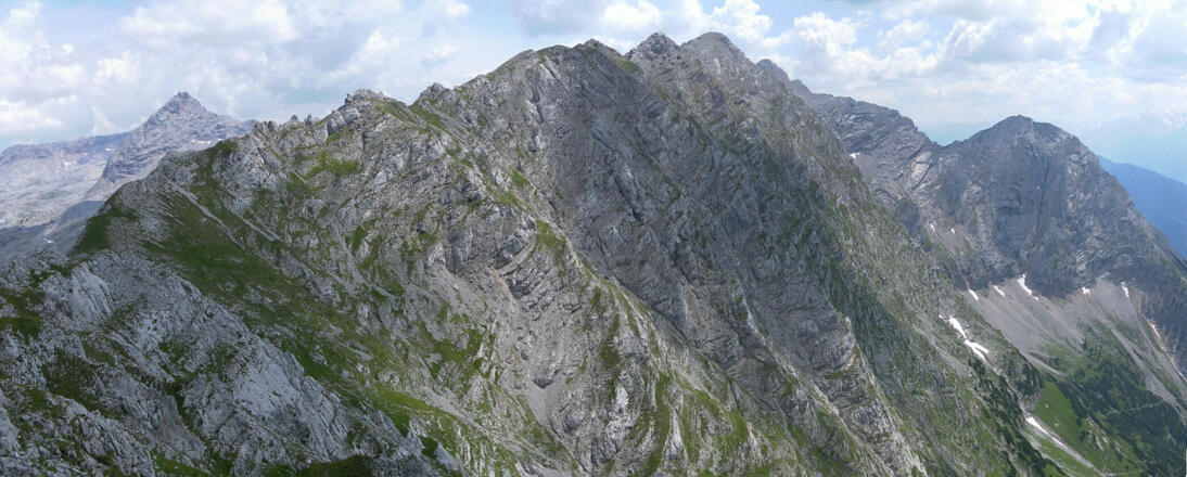 Blick vom Schartenkopf über den Gratverlauf. Ganz rechts das Persailhorn, links im Hintergrund die Schönfeldspitze