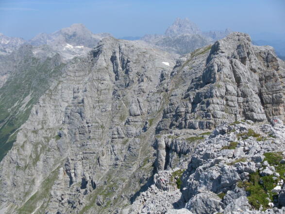 Blick vom Mitterhorn über den ersten Gratzacken zum Ahlhorn. Links davon der Gr.Hundstod, rechts davon der Watzmann