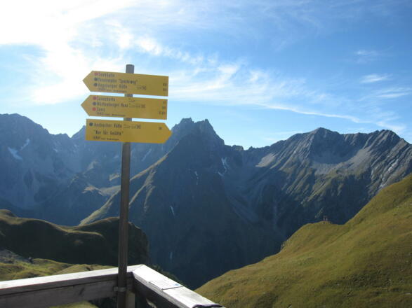 Beschilderung an der Memminger Hütte 2242m