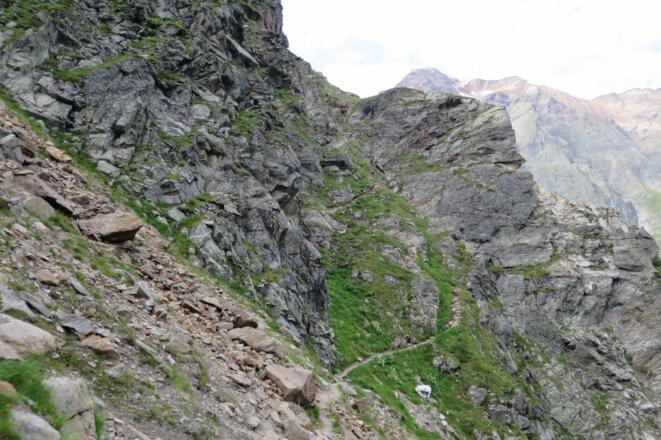 Hier der weitere Aufstieg über seilversicherte Passagen, der Steig ist aber gut begehbar und bei entsprechender Vorsicht kein Problem. Vorsicht bei Nässe (schlammiger Steig)