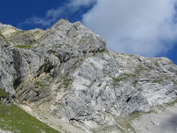 Blick auf die  Sektoren am Gatschkopf, der Darmstädter Sektor liegt direkt rechts des markanten schwarzen Streifens 