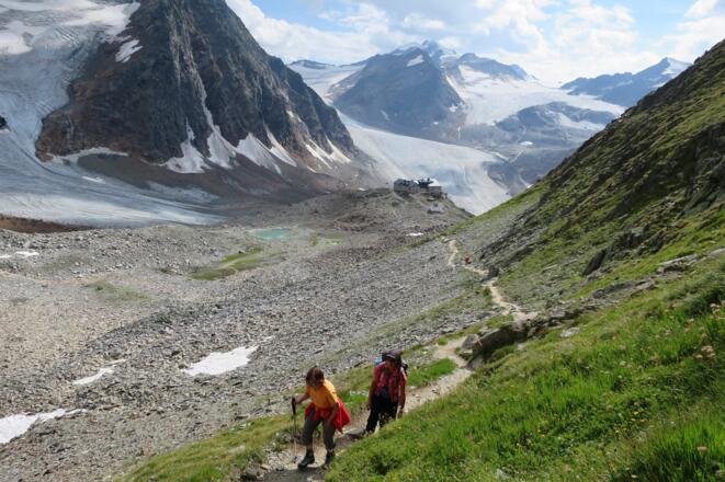 Blick zurück zur Braunschweigerhütte, ganz im Hintergrund die Wildspitze.