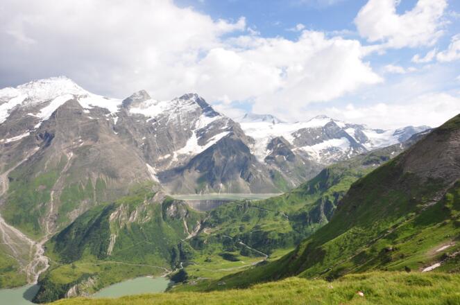 Kurz hinter der Kammerscharte: Die Hochgebirgsstauseen zu Füßen des Wiesbachhorns werden sichtbar