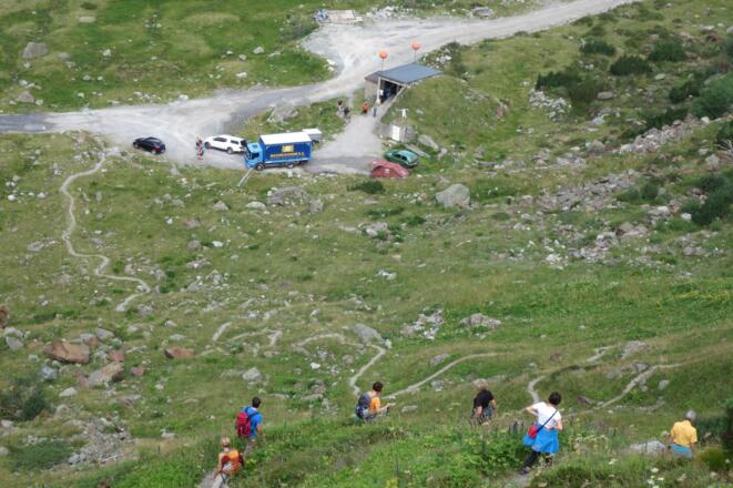 An der Materialseilbahn gehts links weg zum Jägersteig, 2 Stunden zur Hütte (Alle Fotos von oben aufgenommen)
