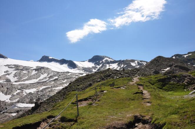 Von der Krefelder Hütte geht es zunächst bergauf Richtung Alpincenter/Kitzsteinhorn