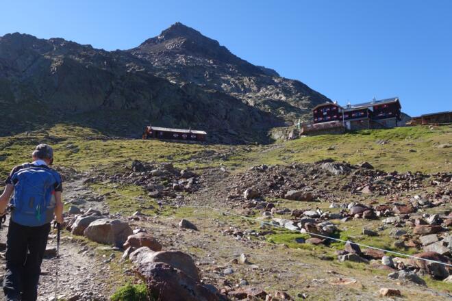 Vernagthütte mit Hintergralsegg