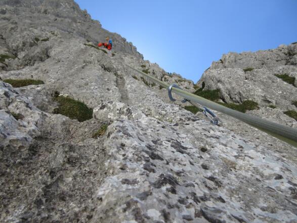 gut mit Bohrhaken abgesichert geht es steil aufwärts