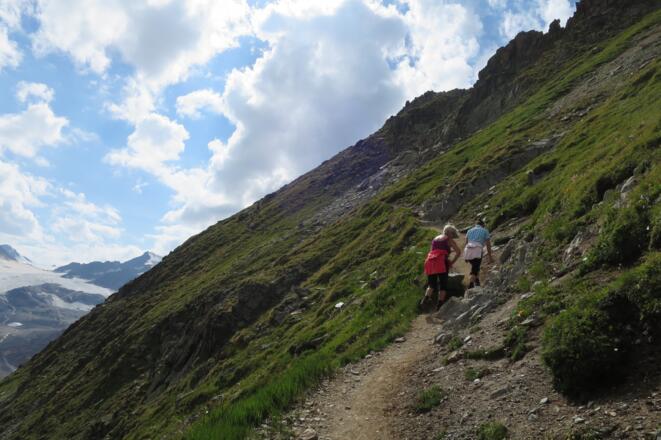 Hier die zweite Kehre, wir gehen geradeaus weiter auf einem nicht markierten Steig zum Karleskopf.