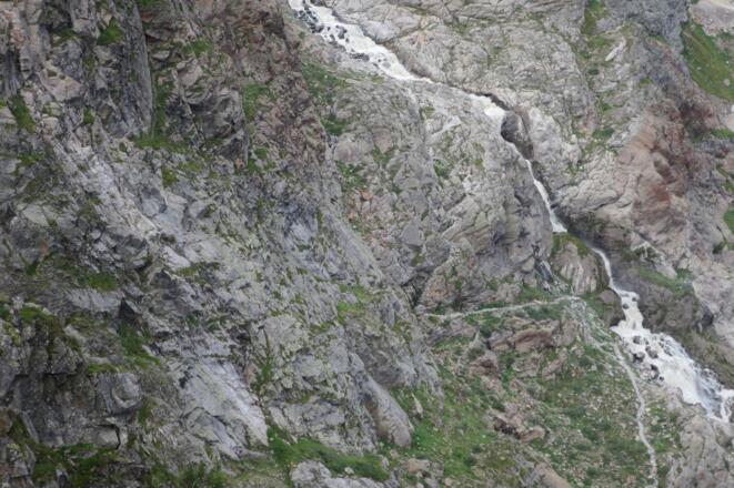 Hier nochmals der alternative Aufstieg entlang des Gletscherbaches. Dort wo der Weg endet, beginnt der seilversicherte Abschnitt.