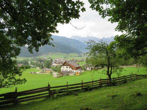 Blick auf Gosau, im Hintergrund der Gosaukamm