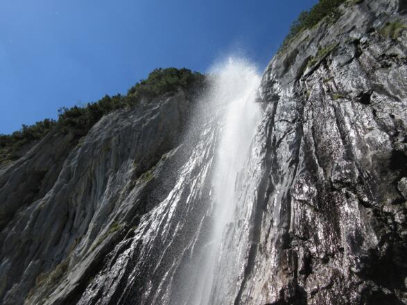 wild spritzt die Wasserfontaine