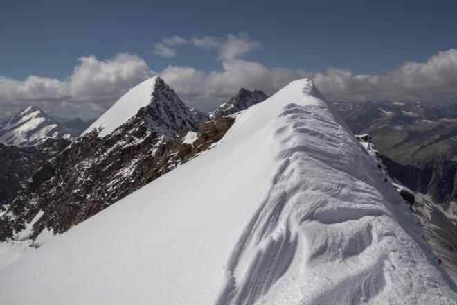 Gipfelgrad, links die westliche Simonyspitze