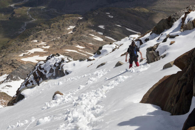 Abstieg entlang des Felsrückens
