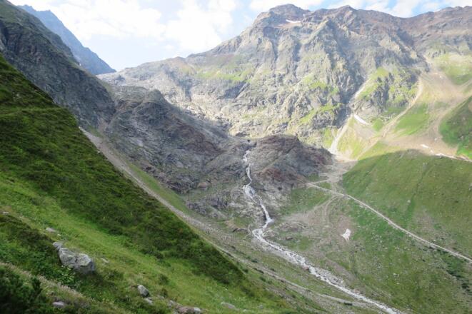 Die andere alternative. Links vom Gletscherbach der Steig zur Braunschweigerhütte (Auf Grund des Notweges ist dieser Anstieg nicht mehr so schön.). Rechts vom Bach der Notweg vom Pitztaler Gletscher.